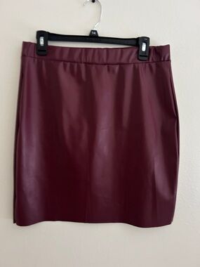 Women's Faux Leather/Vinyl Mini Skirt in Burgundy